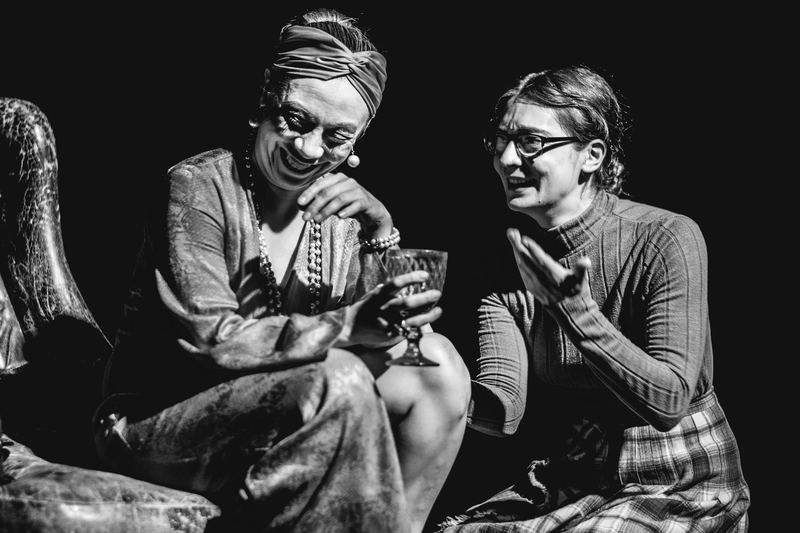 Escena de Pretexto en blanco y negro. Las dos actrices junto a la bergère.