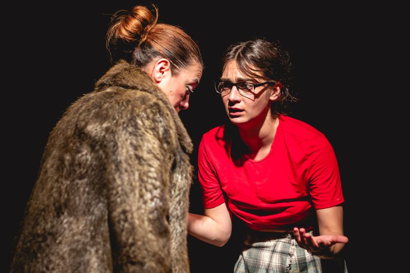 Escena de Pretexto. Las dos actrices frente a frente.