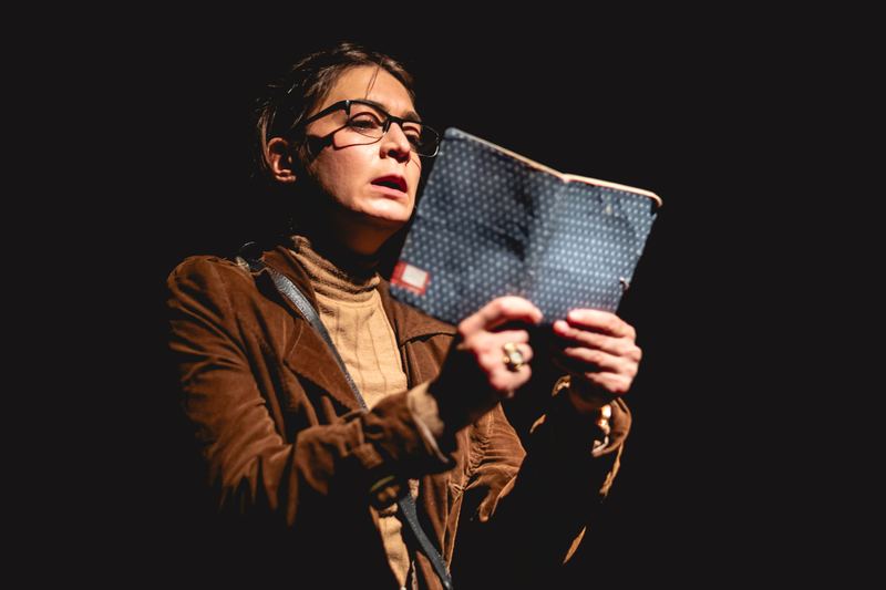 Escena de Pretexto. Una actriz lee un cuaderno.